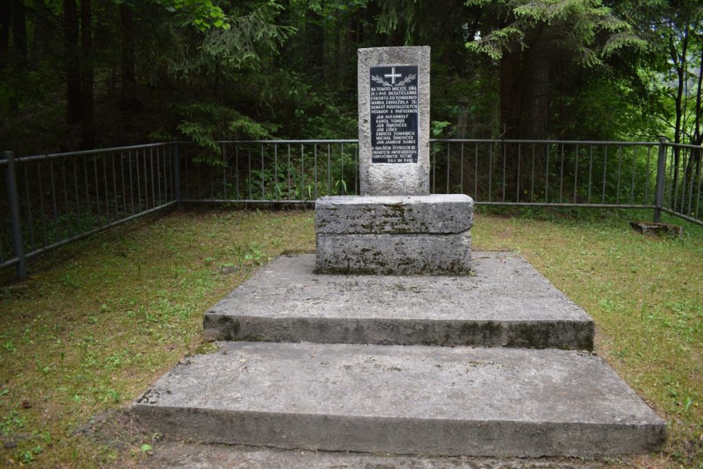Pamätné miesto s pamätníkom padlým povstaleckým vojakom a partizánom v Likavke 02