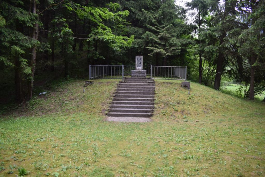 Pamätné miesto s pamätníkom padlým povstaleckým vojakom a partizánom v Likavke 03