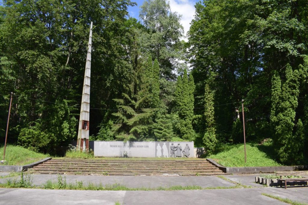 Pamätník padlým účastníkom Slovenského národného povstania v Korytnici 02