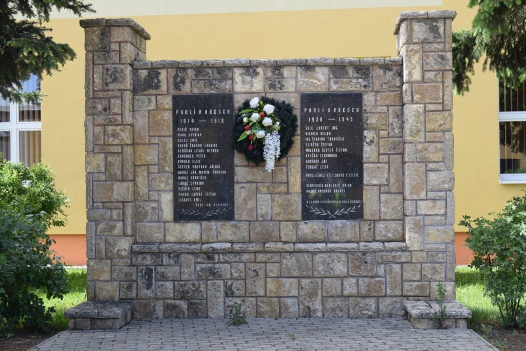 Pomník obetiam 1. a 2. svetovej vojny v Liskovej 02