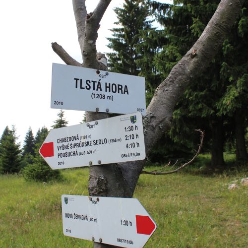 To the peak of Tlstá Hora following a way of the cross