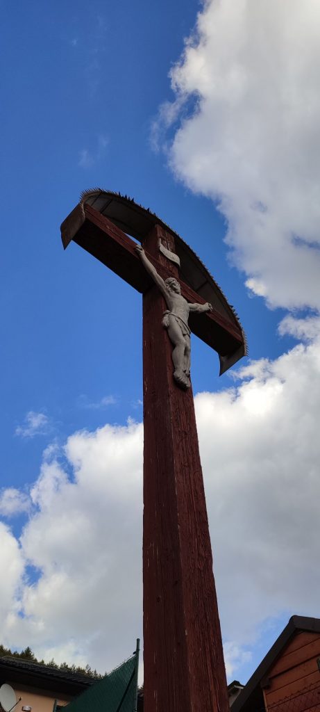Kríž Švošov, Nad brehmi 09