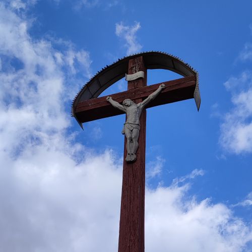 Kríž Švošov, Nad brehmi