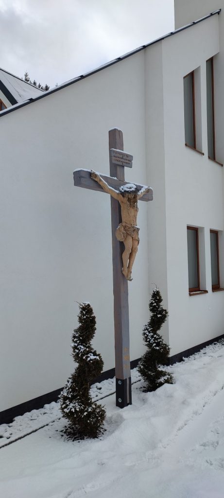 Kríž pri kostole v Studničnej 06