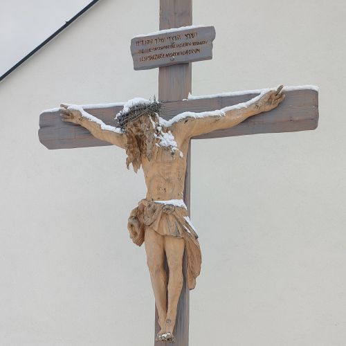 Kríž pri kostole v Studničnej