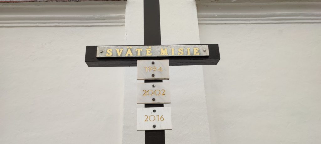 Misijný kríž pri kostole, Valaská Dubová 02