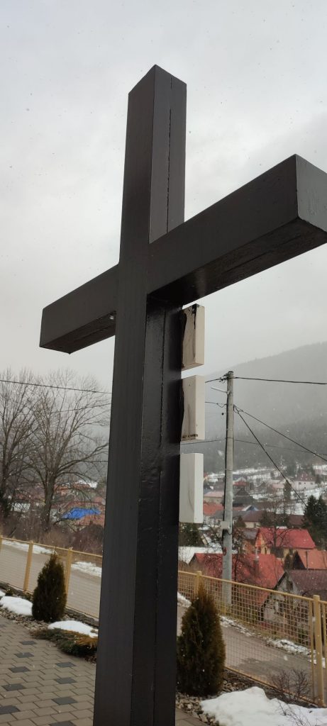 Misijný kríž pri kostole, Valaská Dubová 05