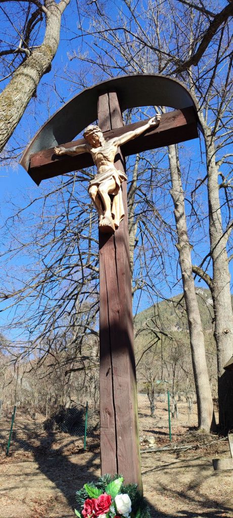 Hlavný kríž na cintoríne, Vlkolínec 03