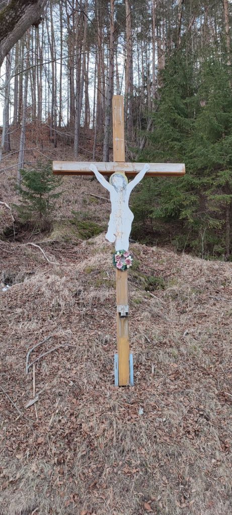 Kríž nad cintorínom, Liptovská Osada 08