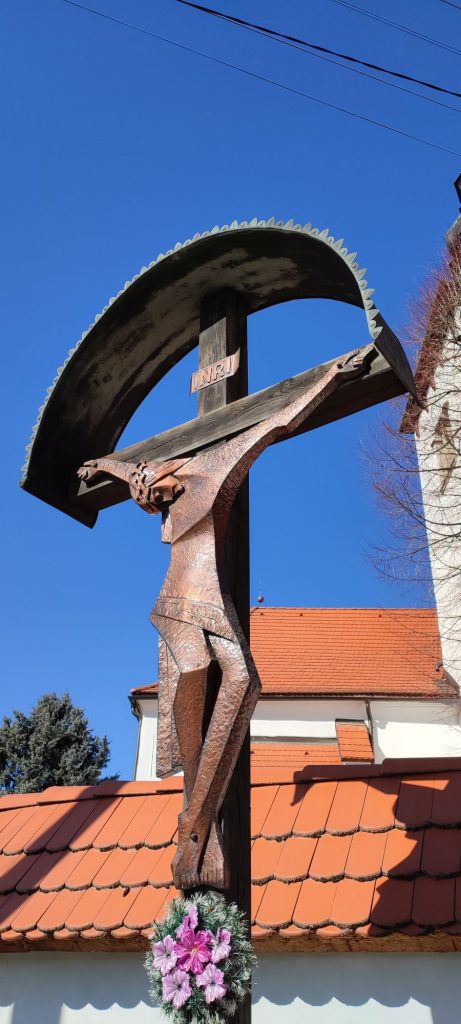 Kríž pred opevnením kostola, Liptovské Sliače - Stredný 03