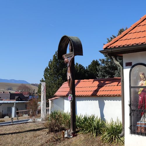 Kríž pred opevnením kostola, Liptovské Sliače – Stredný