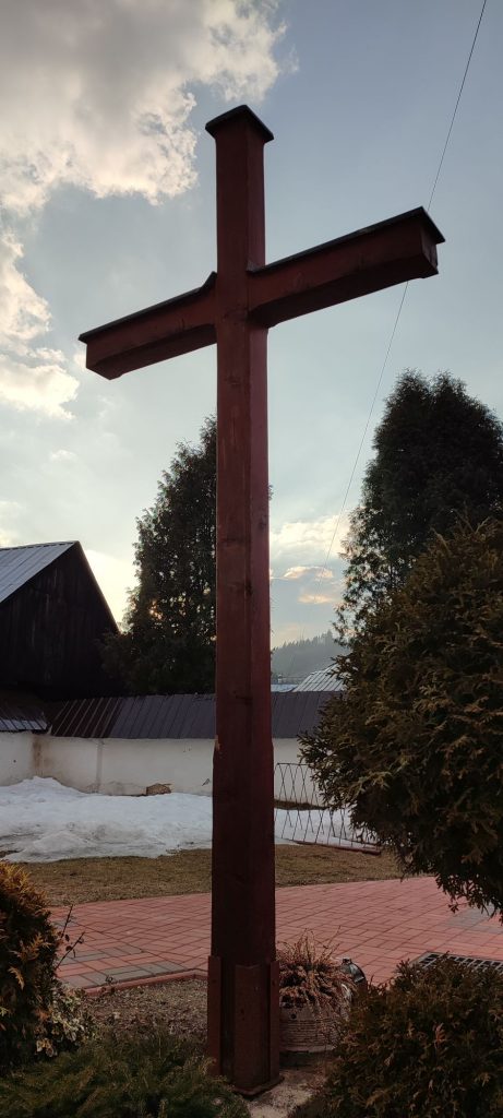 Misijný kríž pri kostole, Liptovská Osada 02