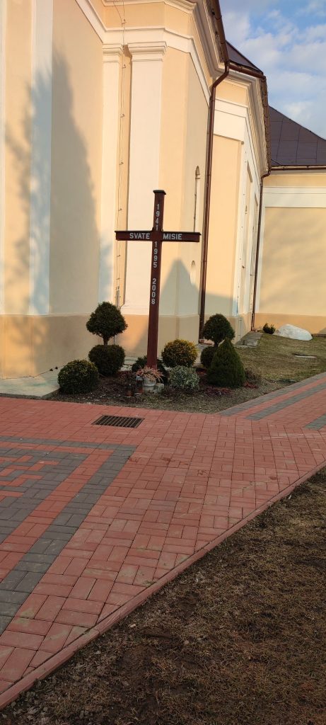 Misijný kríž pri kostole, Liptovská Osada 03
