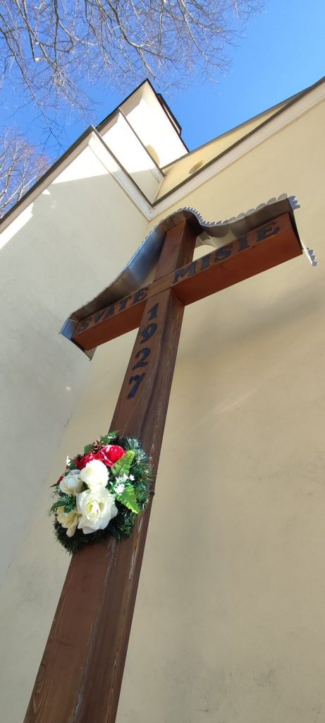 Misijný kríž pri kostole, Vlkolínec 03