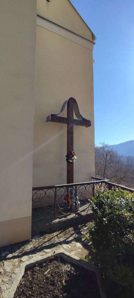 Misijný kríž pri kostole, Vlkolínec 05
