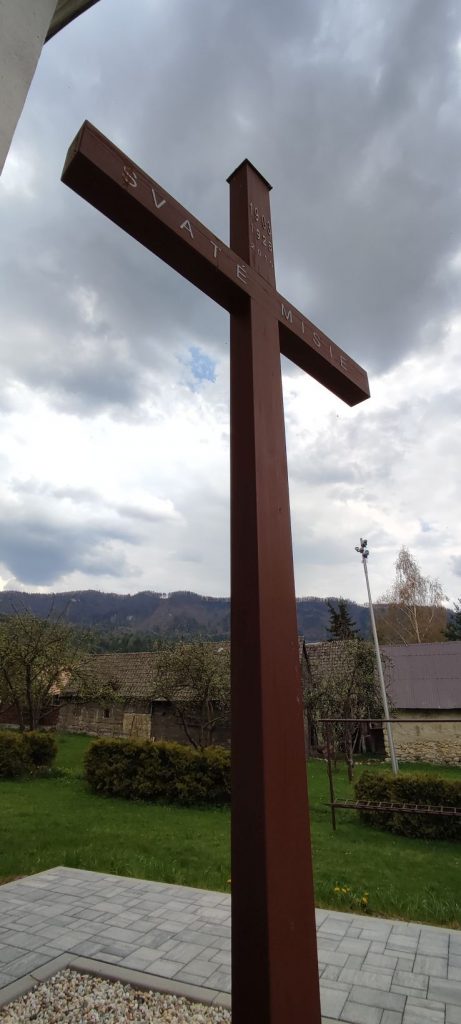 Misijný kríž pri kostole, Stankovany 04