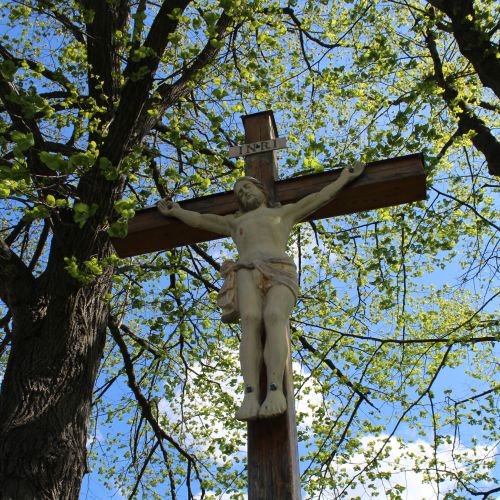 Kríž na cintoríne, Hubová