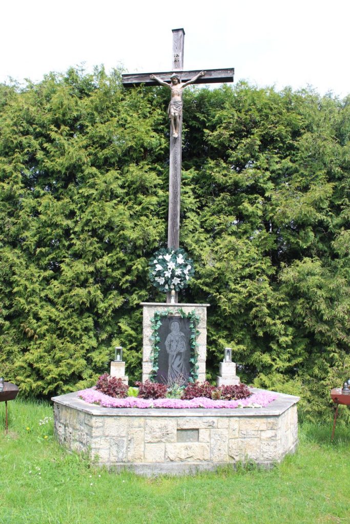 Kríž na cintoríne, Ludrová 02