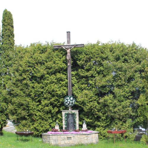 Kríž na cintoríne, Ludrová