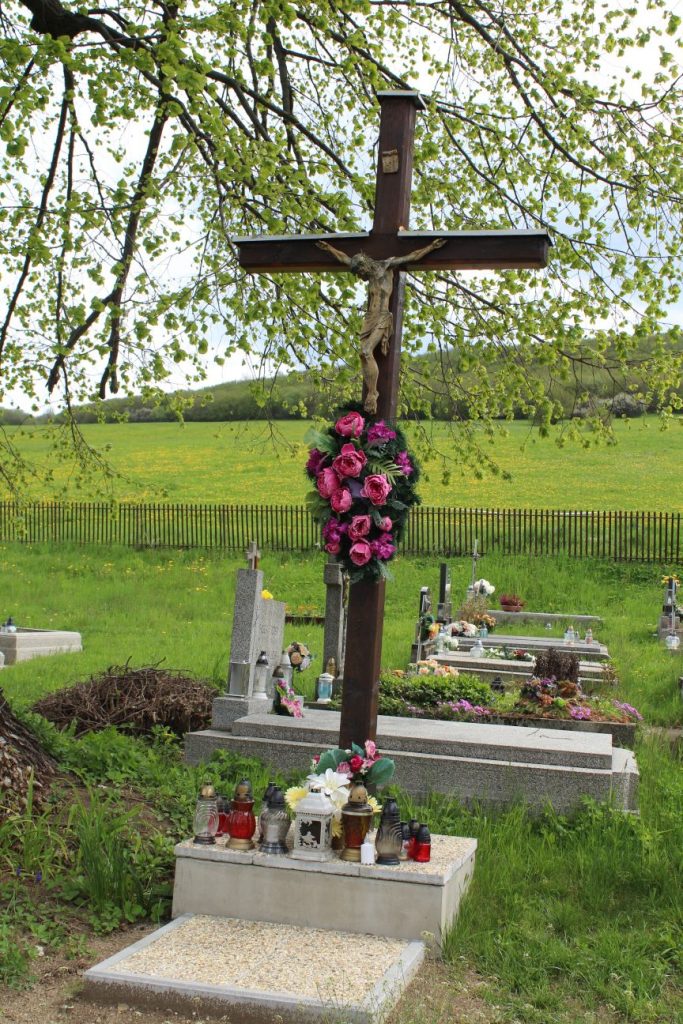 Kríž na zemianskom cintoríne, Ludrová 01