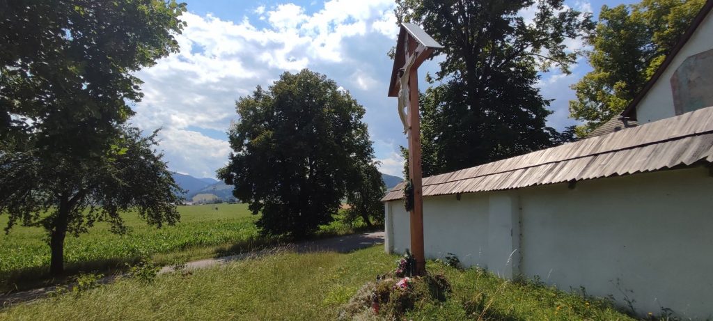 Kríž pri Kostole Všetkých svätých v Ludrovej - Kúte 04