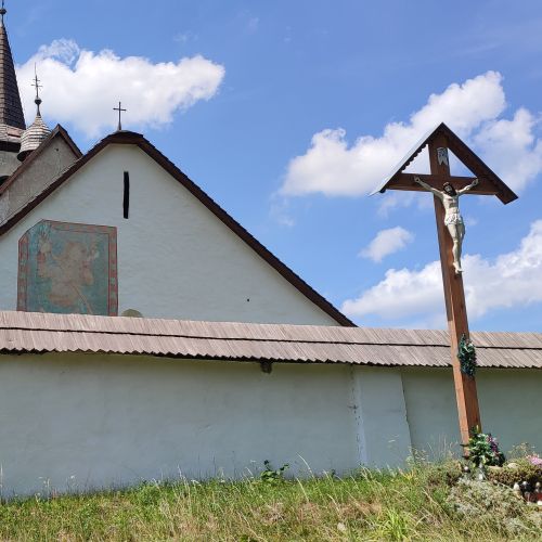 Kríž pri Kostole Všetkých svätých v Ludrovej – Kúte