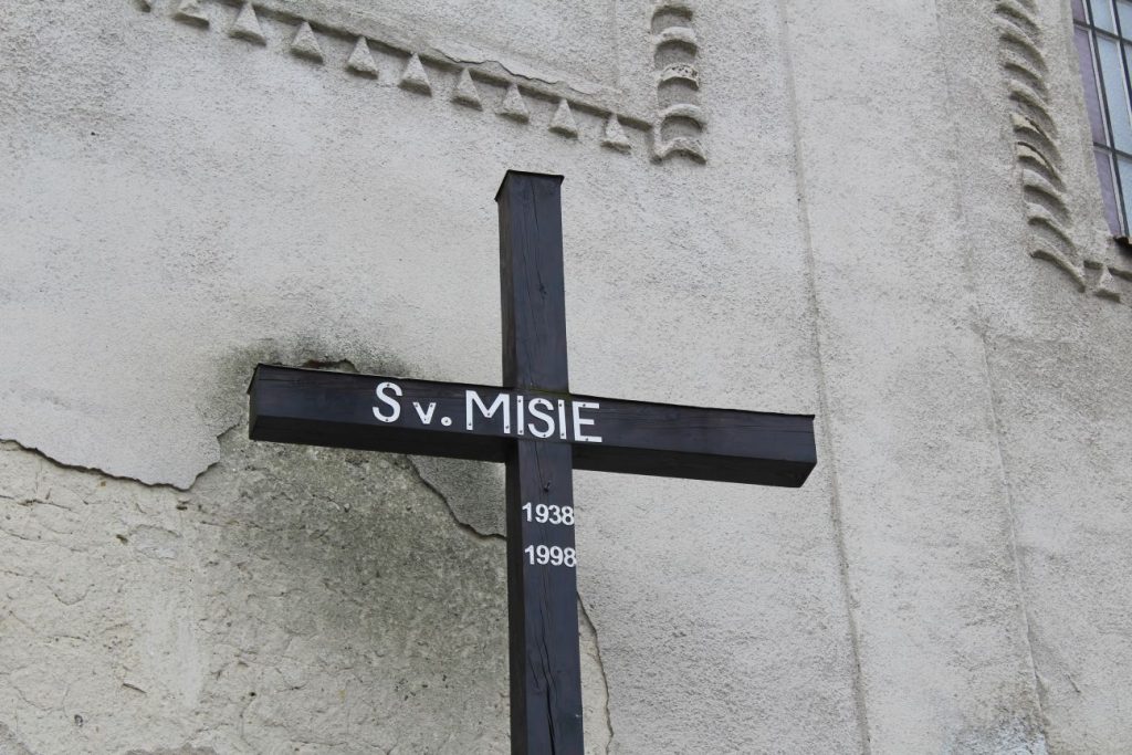 Misijný kríž pri kostole, Ludrová 02