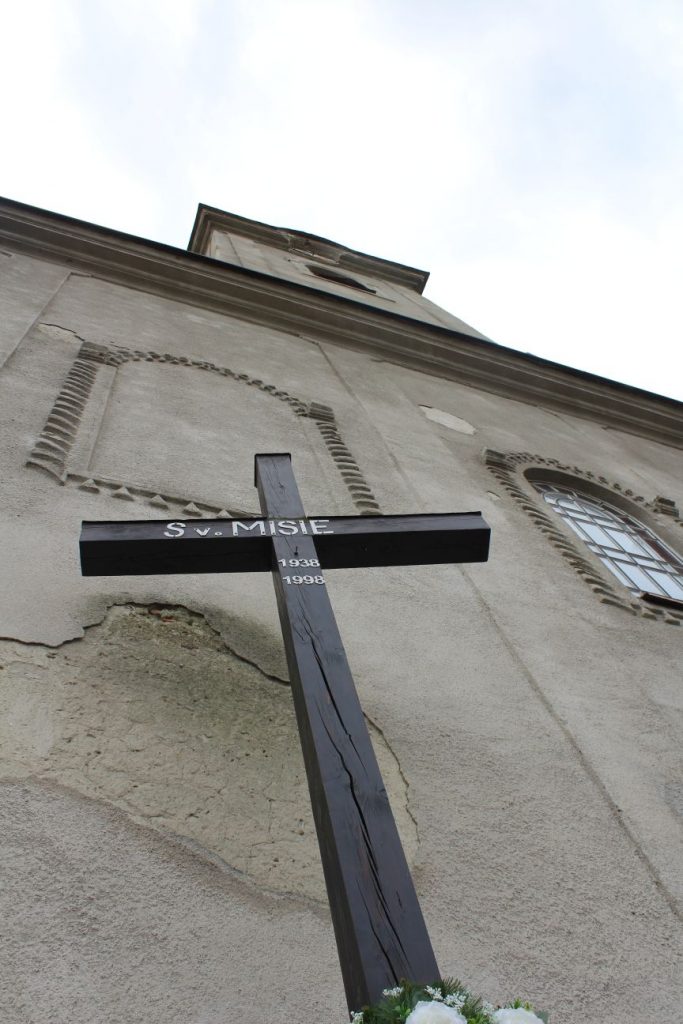 Misijný kríž pri kostole, Ludrová 04