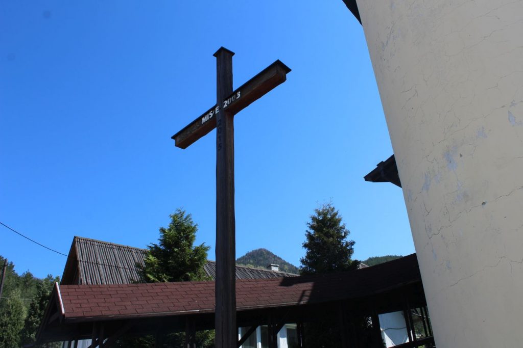 Misijný kríž pri kostole, Švošov 06