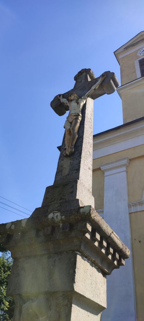 Kamenný kríž pred kostolom, Liptovská Lúžna 03