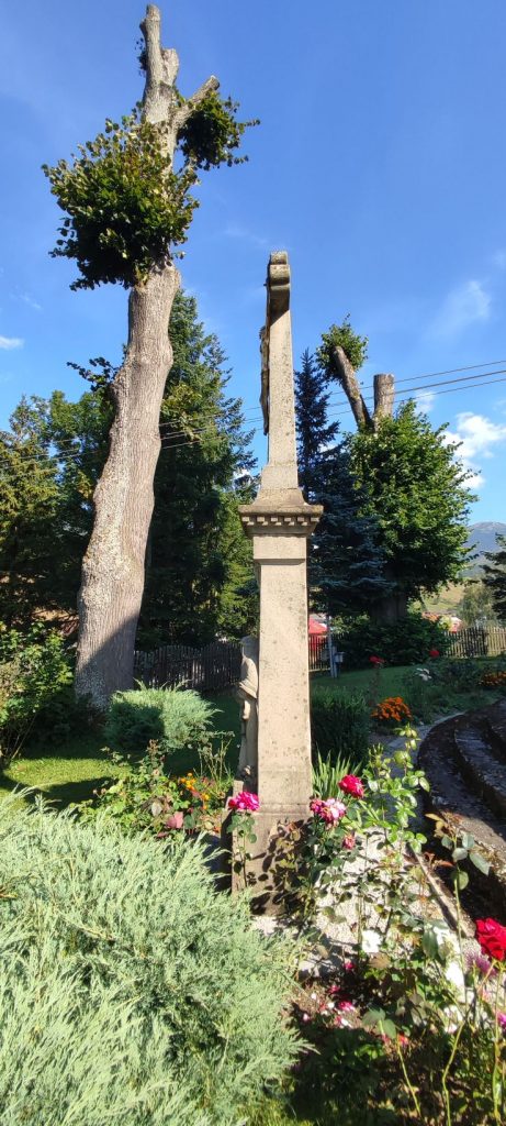 Kamenný kríž pred kostolom, Liptovská Lúžna 05