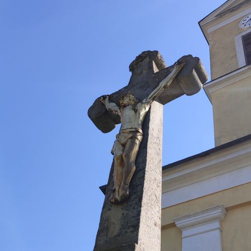 Kamenný kríž pred kostolom, Liptovská Lúžna