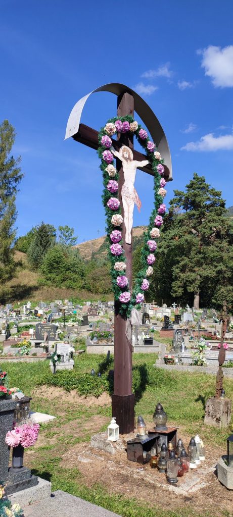 Kríž na cintoríne stredná časť, Liptovská Lúžna 02