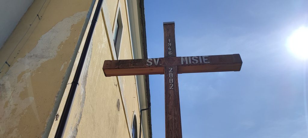 Misijný kríž pri kostole, Liptovská Lúžna 02