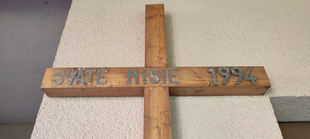 Misijný kríž na kostole, Lisková 02
