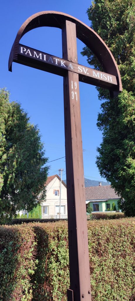 Misijný kríž pri kostole, Lisková 04