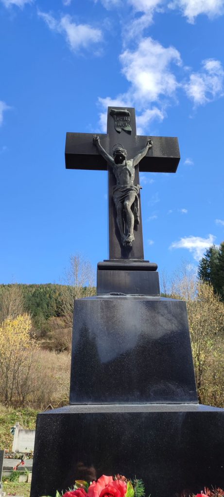 Hlavný kríž na cintoríne, Biely Potok 02