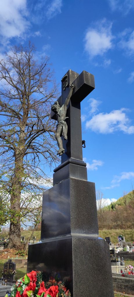 Hlavný kríž na cintoríne, Biely Potok 04
