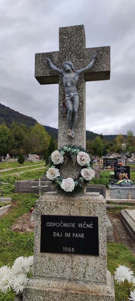 Kríž na cintoríne, Hrboltová