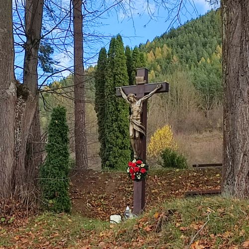 Kríž na cintoríne, Biely Potok
