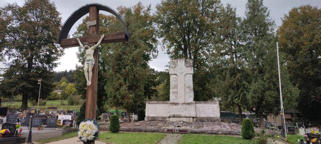 Kríž na cintoríne, Černová 05