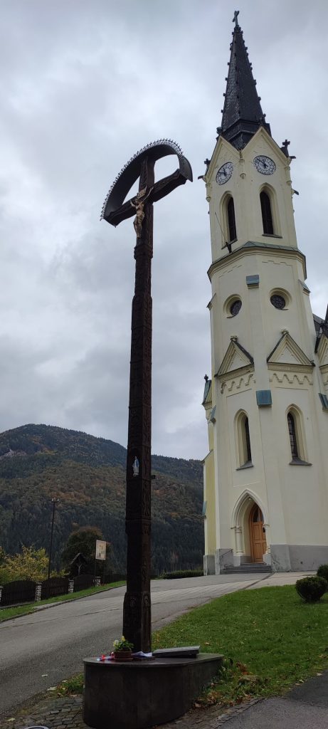 Kríž pred kostolom, Černová 01