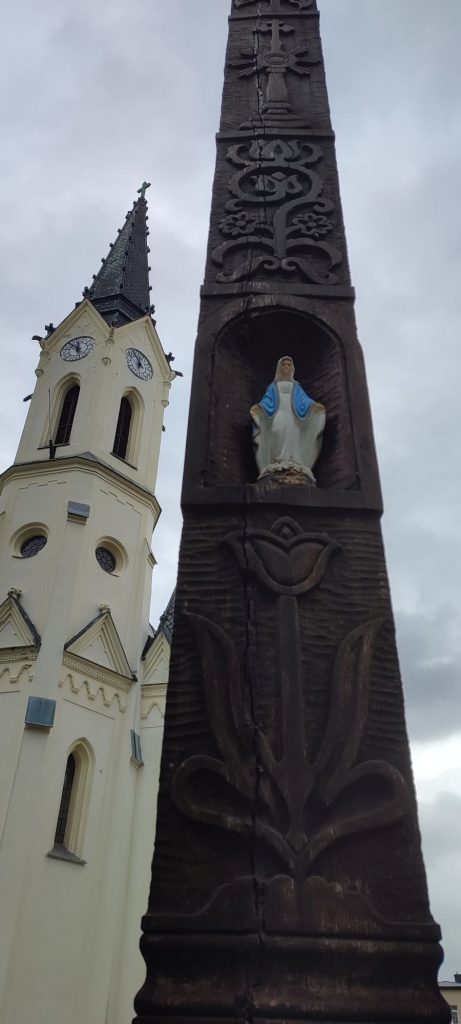 Kríž pred kostolom, Černová 04