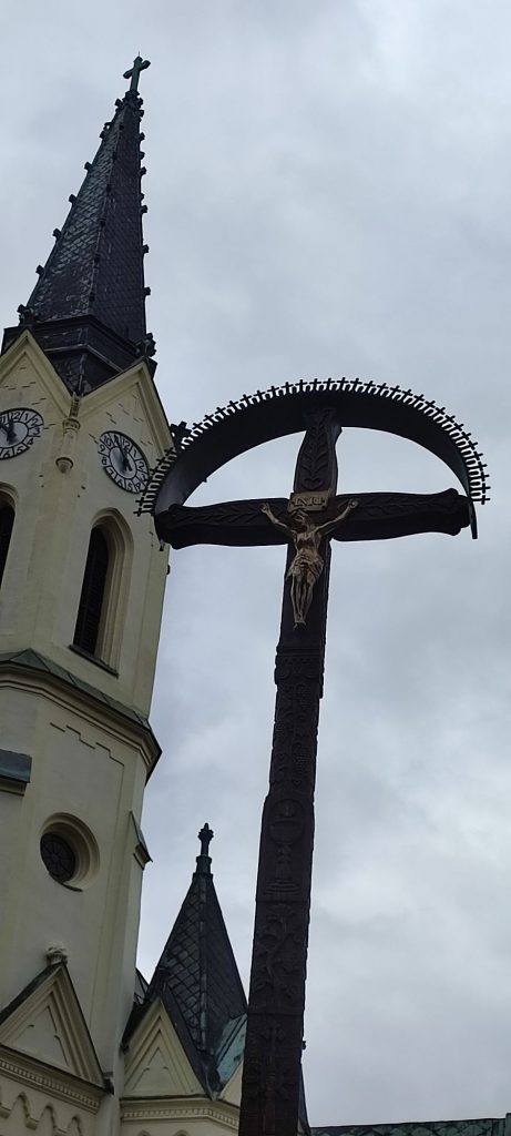 Kríž pred kostolom, Černová 09