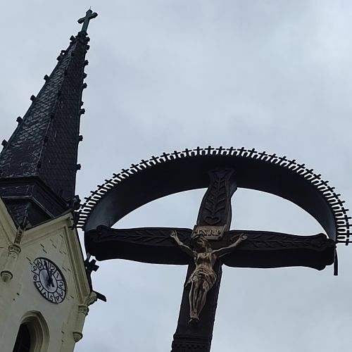 Kríž pred kostolom, Černová