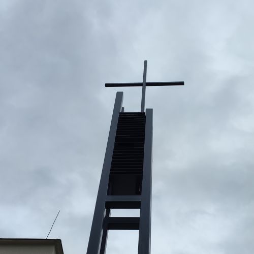Kríž pri dome smútku na cintoríne, Hrboltová