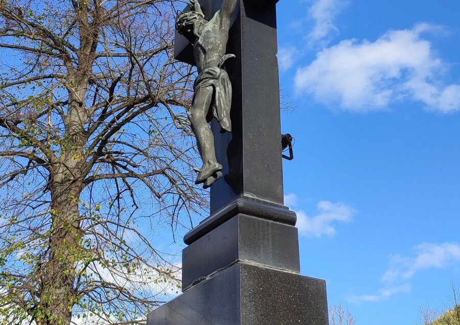 Hlavný kríž na cintoríne, Biely Potok