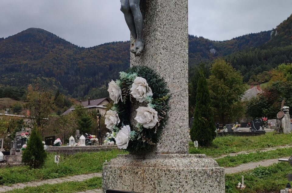 Kríž na cintoríne, Hrboltová