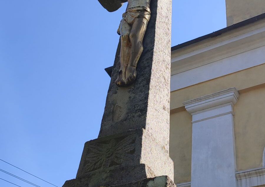 Kamenný kríž pred kostolom, Liptovská Lúžna