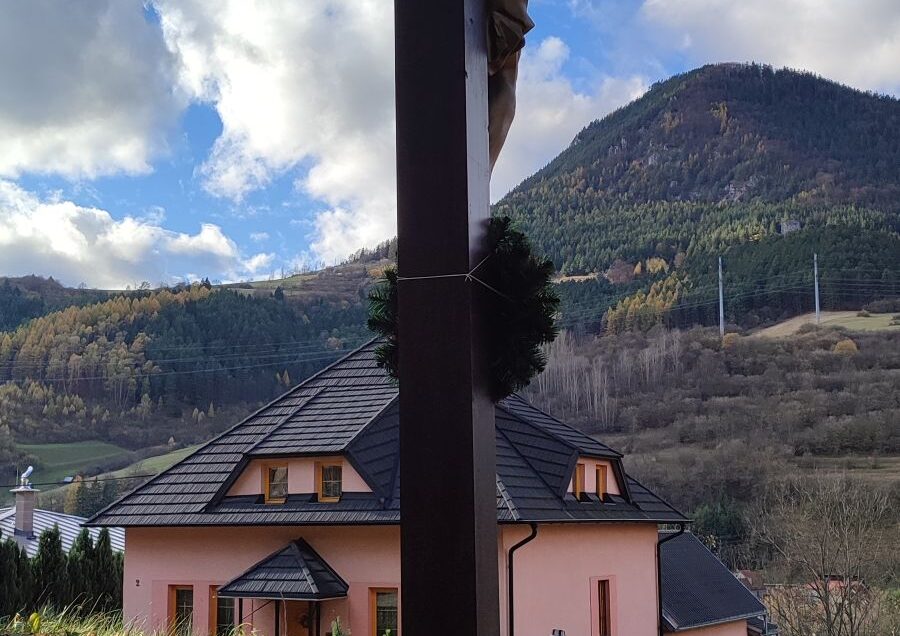 Kríž na cintoríne, Biely Potok